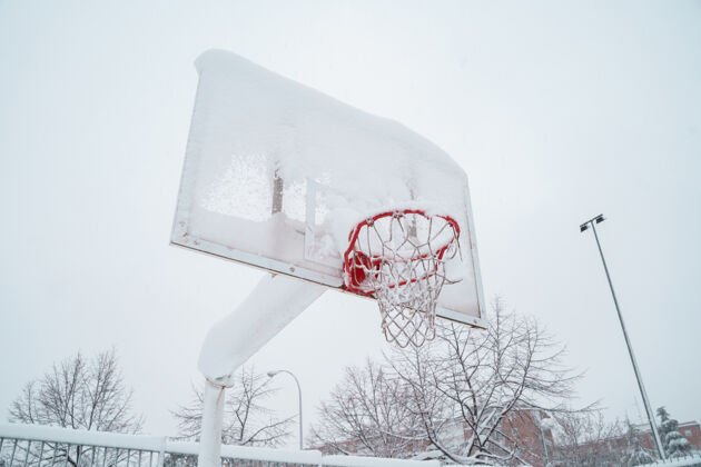 灾难室外冰冻篮球场的水平视图自然城市球场