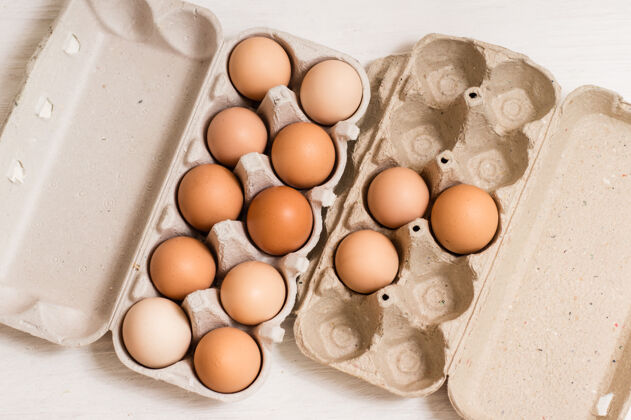 农场米色鸡蛋在一个纸箱里食物纸板颜色