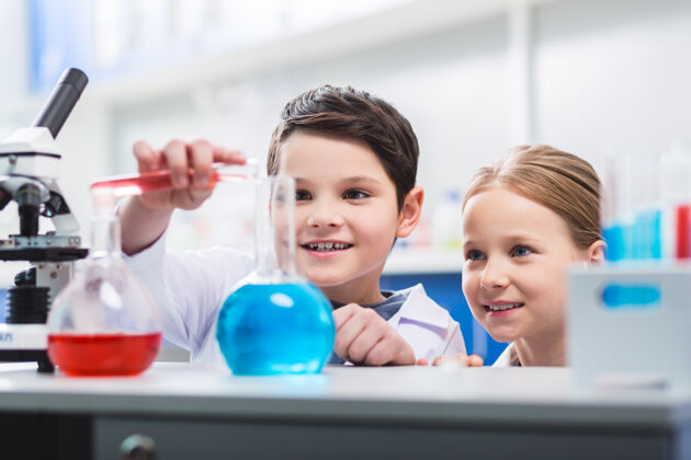 科学鲁莽的行为快乐快乐的孩子们看着实验室的眼镜 微笑着做实验实验室外套技能健康