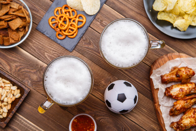 饮料桌上摆着开胃菜和啤酒 供足球派对和观看足球比赛用零食庆典面包