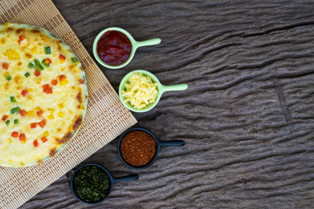 有机自制蔬菜披萨 配樱桃西红柿和其他配料 木质背景铃铛特写披萨