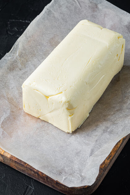 产品乡村农舍灵感的新鲜黄油 放在黑桌子上乳制品营养健康