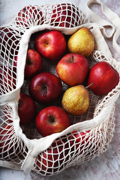 棉花苹果在网袋里发芽可持续性和有意识的消费观念顶视图平躺健物自然
