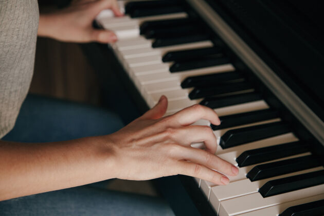 音乐白种人弹钢琴的手爱好概念爱好手钢琴
