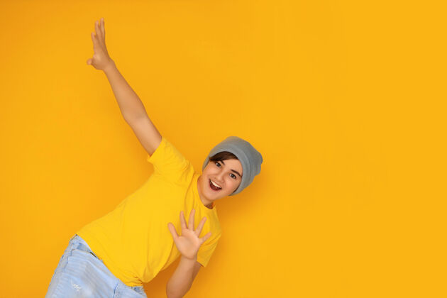 背景黄色背景上一个12-13岁的英俊少年的画像手惊人复制空间