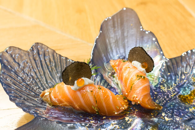 料理两卷寿司的特写镜头日本食物寿司传统