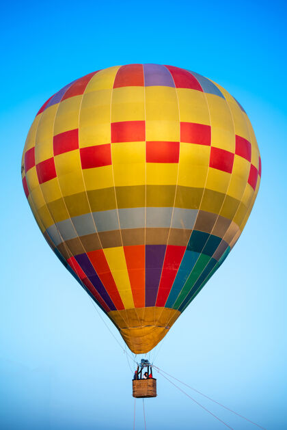 飞行空中热气球漂浮篮子薄雾