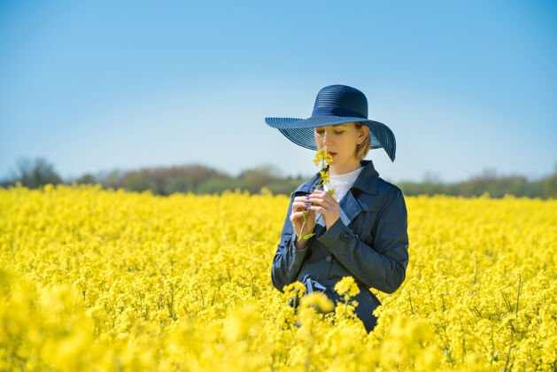 农业年轻的女人站在场上季节放松春天