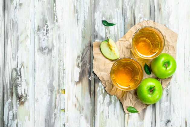 颜色放在木板上的玻璃杯里的苹果汁饮食切片果汁