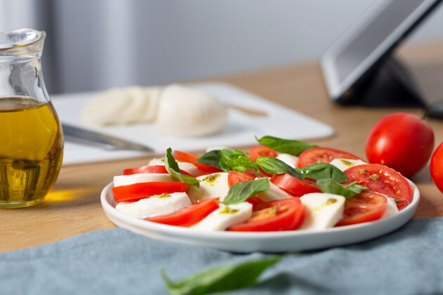 新鲜家常菜有人吗在平板电脑上搜索信息如何烹调卡普雷斯沙拉 是意大利著名的沙拉新鲜西红柿 马苏里拉奶酪和罗勒油房子刷新