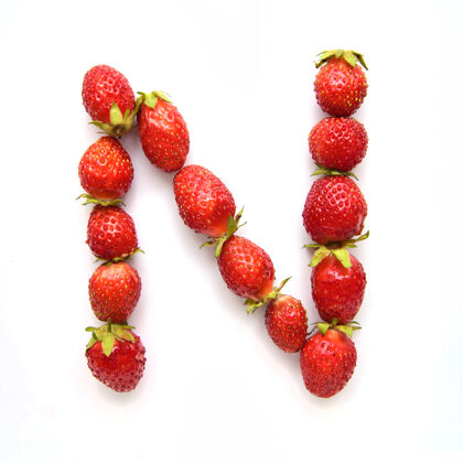 英语白底红鲜草莓英文字母n团体成熟排列