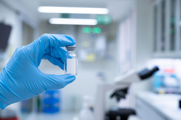 化学科学家正在准备一种疫苗 放在无菌的助推器中 用于感染大流行病毒的病人治疗医生医学