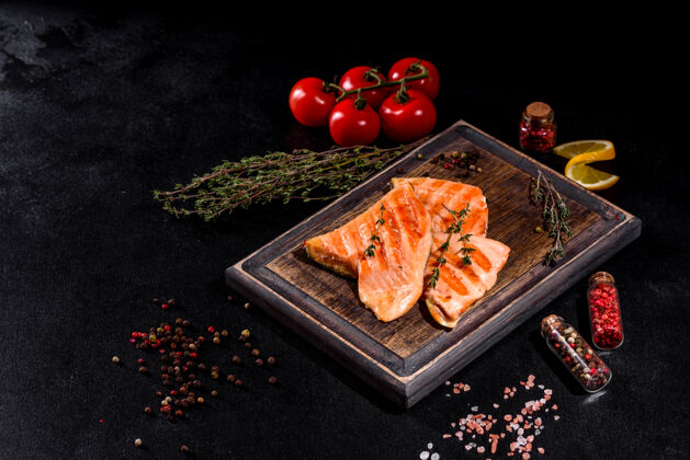 蔬菜美味的新鲜红鱼北极焦烤在一个烤架来源欧米茄 健康食品菲力美食薯条