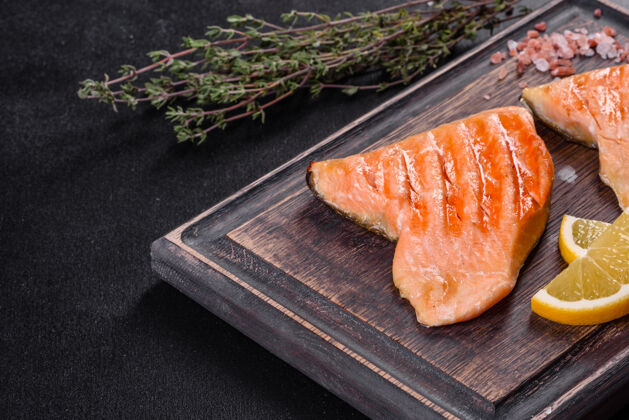 烤架美味的新鲜红鱼北极焦烤在一个烤架来源欧米茄 健康食品菜肴准备鱼