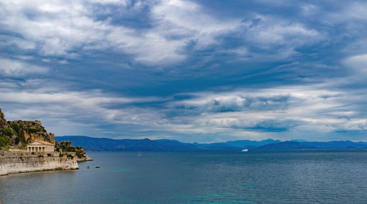海科夫岛上有着水晶般清澈的海水和古老的希腊建筑 令人惊叹的岩石岛屿风景海滩水