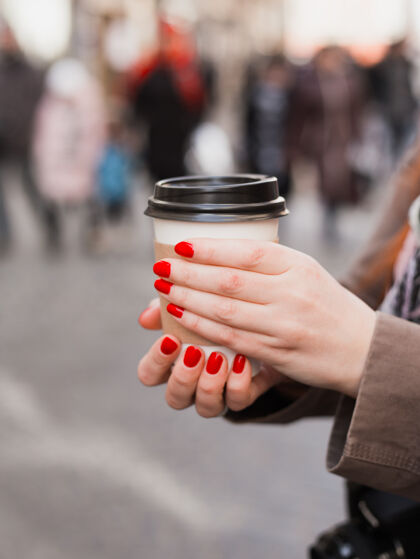 拿铁在床上拿着咖啡杯的女人街上阳光明媚春天下午好红色修指甲散步咖啡馆茶