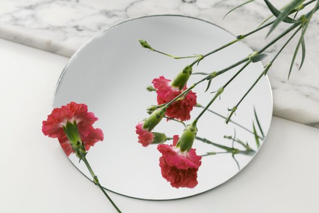 花儿桌上有鲜花和镜子花儿镜子花儿