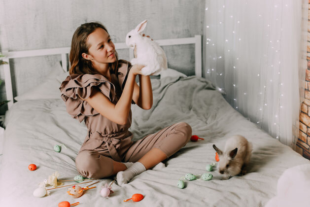 宠物护理女孩和兔子复活节符号 宠物兔子高高质量的照片宗教季节篮子