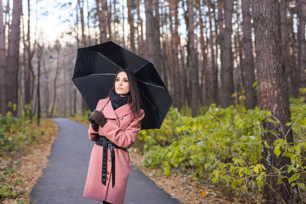 树叶人 季节 时尚理念-美丽的年轻女子在秋园带伞季节学生天气