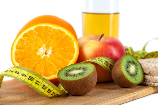 美丽苹果 橘子 白底卷尺猕猴桃 健康饮食食物设备重量