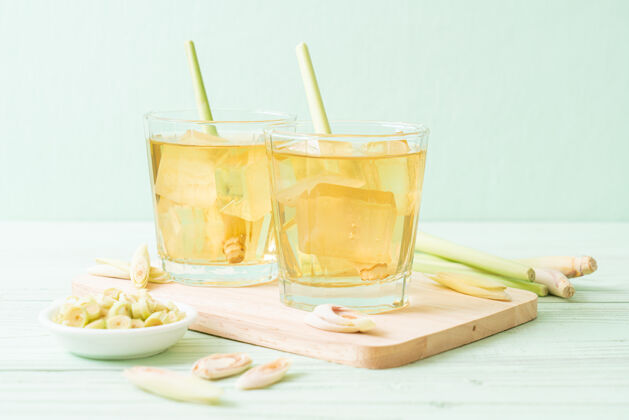 水冰柠檬草汁在木头上水果刷新健康