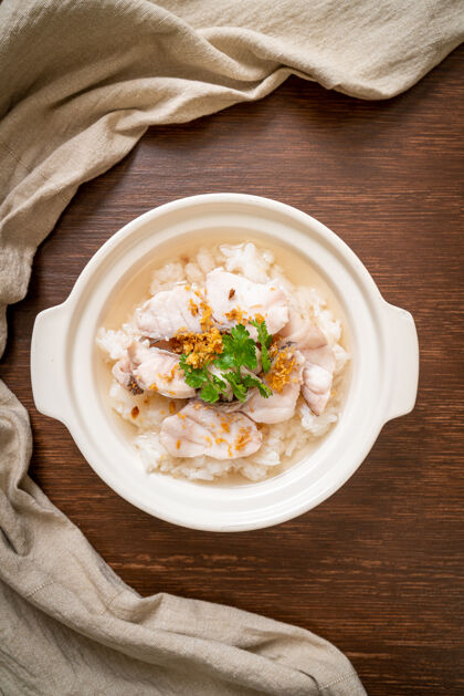 早上粥或煮鱼缸米汤碗蔬菜中国菜