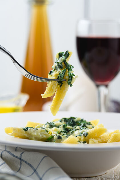 特写意大利通心粉配莫扎里拉菠菜和葡萄酒 背景清淡食物通心粉饮食