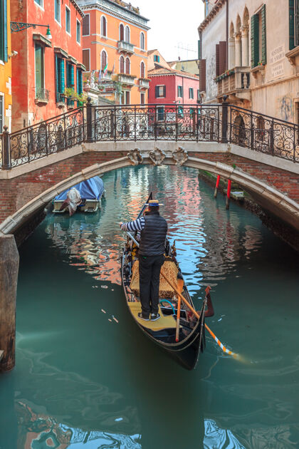 建筑威尼斯运河与平底船和历史悠久的房屋景点运河石头