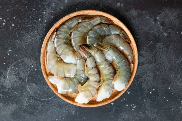 海洋生虾放在深灰色的盘子里生的新鲜海洋