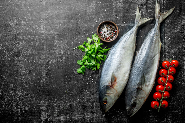 渔业生鱼配欧芹 西红柿和香料放在乡村餐桌上食物海鲜营养