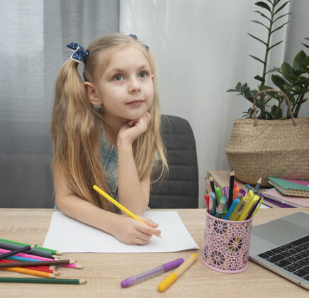 艺术家可爱的女孩在家里的房间里做作业小学生房子学校