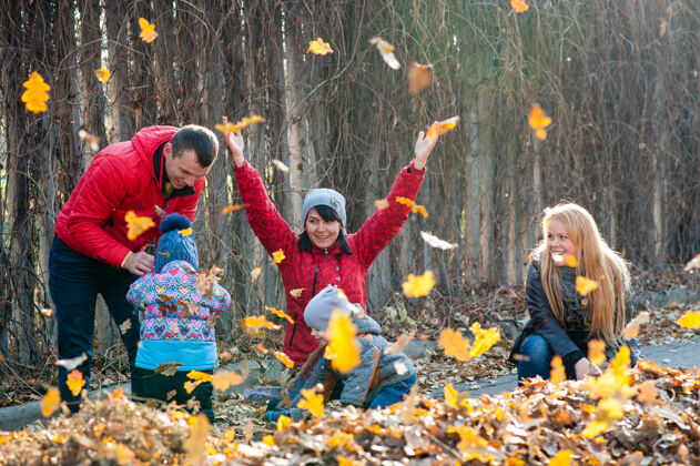 可爱一家人在公园的落叶季节散步温暖小欢笑