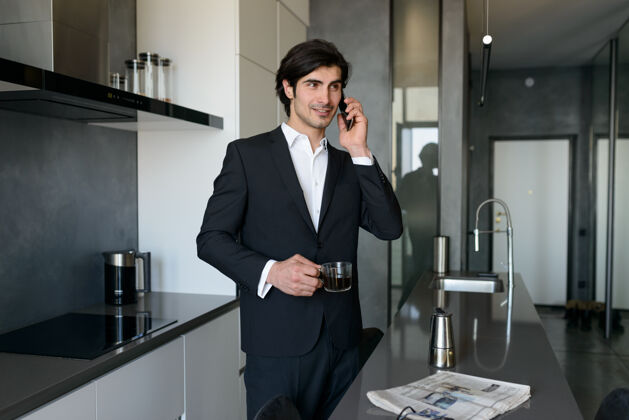 远程办公男人在家里用智能手机工作现代房子解决方案