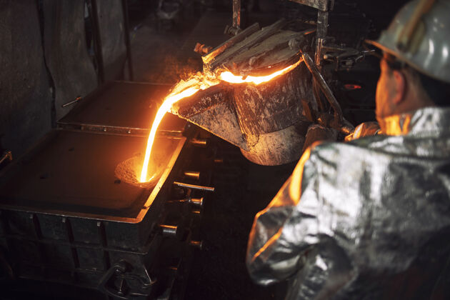 桶工人用热铁水 钢铁生产和冶金填充铸造模具的高角度视图熔炉铸造保护