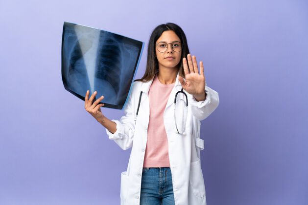 拒绝一个年轻的女医生拿着一个放射线照相的手势停下来药品女人安全