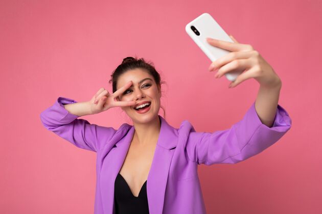 和平笑容可掬性感美女穿紫色西装在手机上自拍数码年轻科技