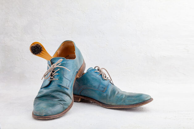 鞋一双带鞋带的蓝色旧皮靴靴子概念双