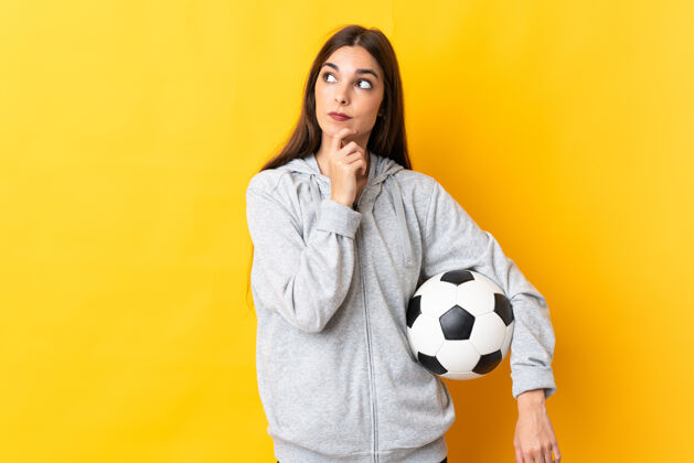 困惑年轻的足球运动员黄女士有疑问对象年轻女子