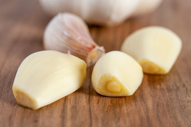 配料蒜瓣和洋葱放在木板上就成了白色的健康食品自然芳香新鲜