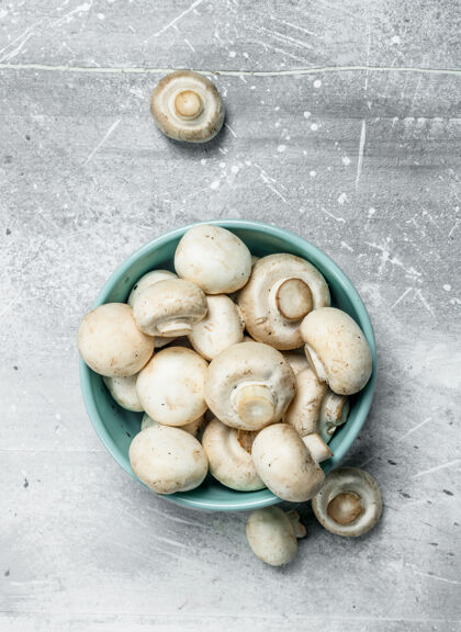 美味白木桌上碗里的鲜香菇顶视图素食乡村