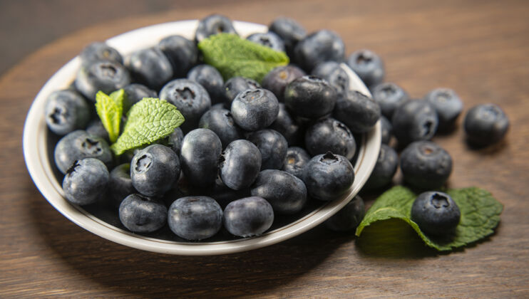 美味蓝莓放在盘子里木的熟的新鲜多汁的蓝莓甜点素食植物