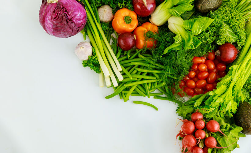 新鲜制作新鲜蔬菜沙拉的健康配料收获饮食平衡