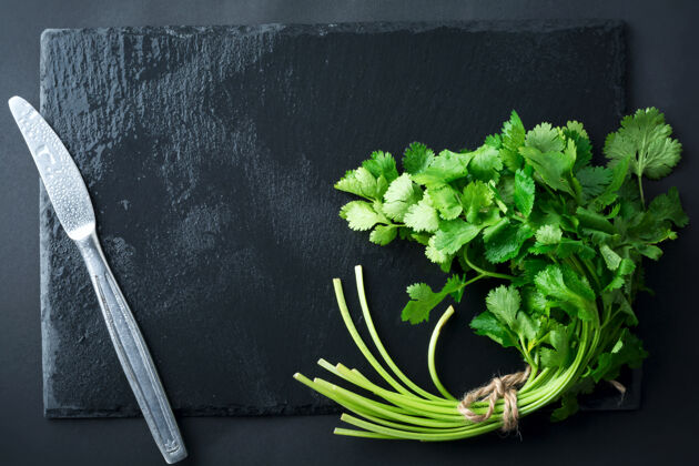 食谱新鲜的绿色香菜 香菜叶上有一层黑色表1选择性集中香料文字香菜叶