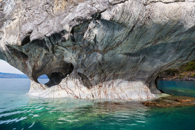 碳在智利巴塔哥尼亚卡雷拉将军湖上的不寻常的大理石洞穴独木舟岩石风景