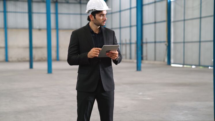 制造工厂经理在仓库或工厂使用平板电脑行业和供应链管理理念建筑师施工工人