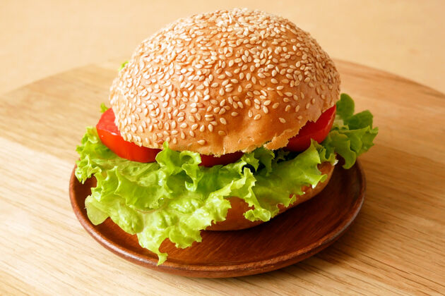 蔬菜新鲜汉堡配生菜和番茄特写素食主义者汉堡包鹰嘴豆