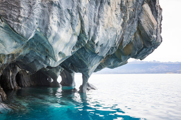 地标在智利巴塔哥尼亚卡雷拉将军湖上的不寻常的大理石洞穴大理石自然奇观洞穴