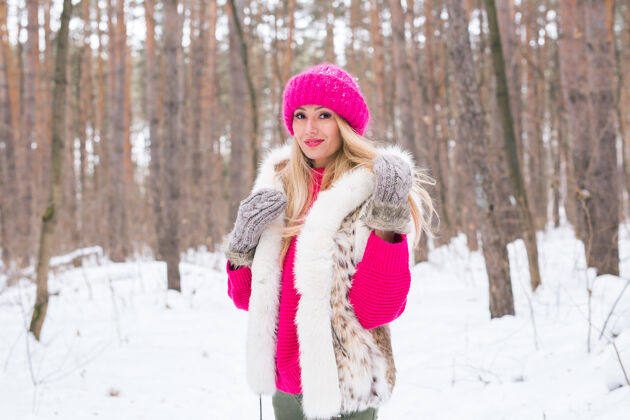 享受时尚与人的概念-可爱的年轻女子穿着温暖的夹克在冬季公园20岁年轻二月
