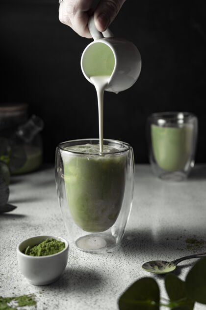 传统在一个透明的杯子里准备抹茶一种用日本绿茶制成的美味饮料粉末垂直位置仪式茶草药