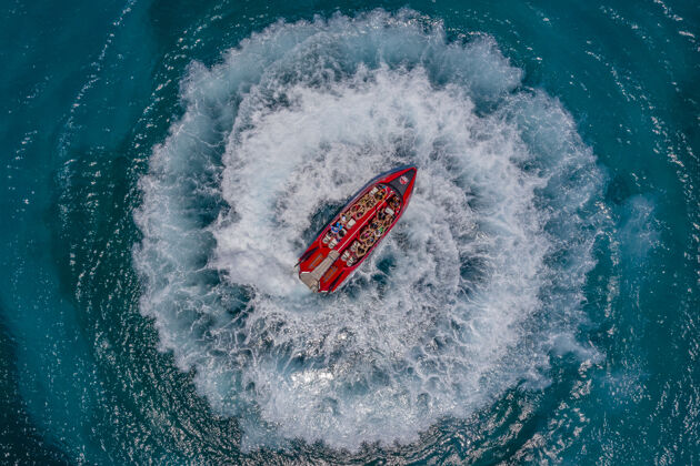 休息快艇360在罗兹镇港口前进波浪循环行动